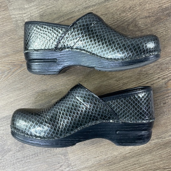 Dansko XP20 Professional Clogs Embossed Patent Leather Shoes Size EU 38, US 7.5 - Picture 3 of 9